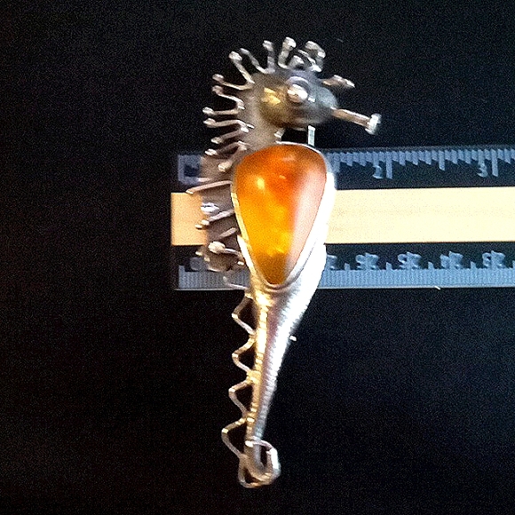 *Sold Sold* ANTIQUE SILVER AND AMBER SEAHORSE PIN/PENDENT - Picture 6 of 8